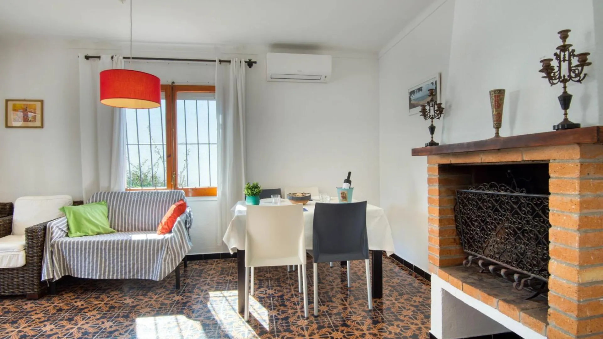 Vila Max L' Escala 0*,